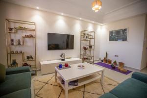 马拉喀什Majorelle Splendide Appartement的客厅配有沙发和桌子