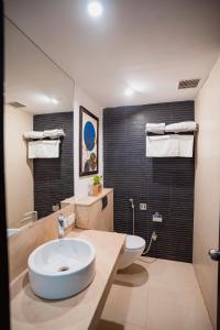 新德里Saltstayz Malcha - Chanakyapuri的一间带水槽和卫生间的浴室