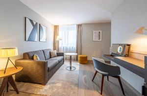 慕尼黑欧洲酒店的客厅配有沙发和桌子