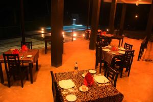 达瓦拉维Sunwin River Cabana的享有带桌椅的餐厅的顶部景致
