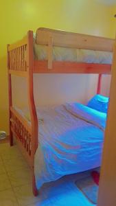内罗毕great wall的一间卧室配有两张双层床,铺有蓝色床单。