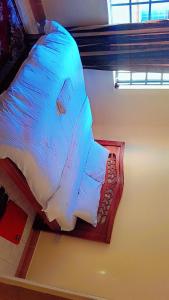 内罗毕great wall的客房内的一张床上景色