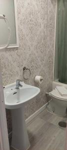 马德里米兰旅舍的一间带水槽和卫生间的浴室