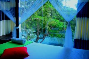 达瓦拉维Sunwin River Cabana的卧室设有河景窗户