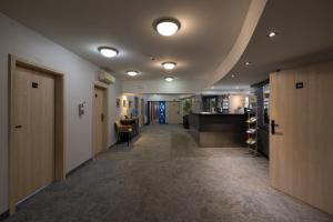弗罗茨瓦夫欧比特酒店 的办公室大楼的走廊,设有走廊