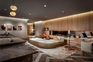 多伦多多伦多柏悦酒店的客厅设有一张大床和一个壁炉