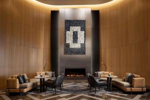 多伦多多伦多柏悦酒店的大堂设有桌椅和壁炉。