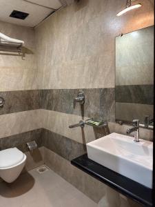 孟买HOTEL ATLAS PLAZA BY BIZZGROW HOTELS的一间带水槽和卫生间的浴室