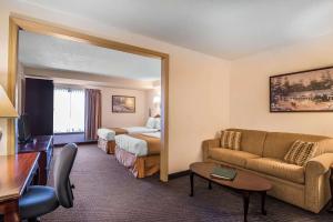 莱瑟姆阿尔巴尼机场品质旅馆&套房酒店的酒店客房设有一张沙发和一张床