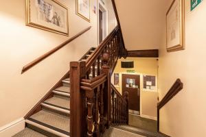 克劳利Barrington Lodge的房屋内带木栏杆的 ⁇ 楼梯