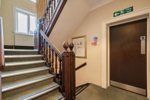 克劳利Barrington Lodge的楼里有门的楼梯