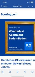 巴登-巴登Wanderlust Apartment Baden-Baden的金色图片框架的网站的截图