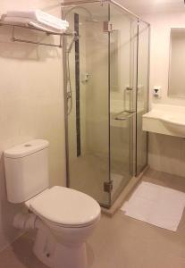 新加坡新加坡大都会YMCA酒店的一间带卫生间和玻璃淋浴间的浴室