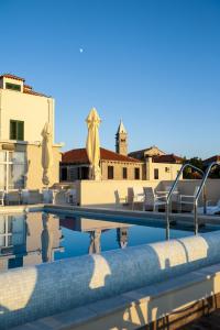 西利皮科纳维尔酒店的享有带椅子的游泳池和建筑的景致
