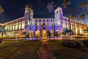 卡塔赫纳Hotel Caribe by Faranda Grand, a member of Radisson Individuals的一座棕榈树环绕的大建筑