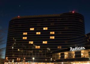 里士满温哥华机场雷迪森酒店的一座高大的建筑,上面有 ⁇ 石标志