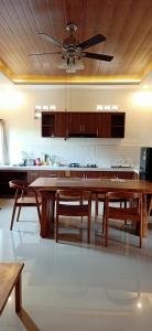 乌布奥勒别墅的一个带木桌和椅子的大厨房