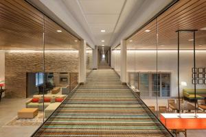 西塔科卡尔森西雅图塔科马国际机场华盛顿江山旅馆的长长的地毯走廊,大楼内设有楼梯