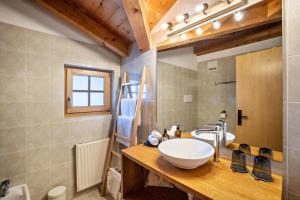 普雷多伊Mountain Residence Kasern Nr 5的一间带水槽和镜子的浴室