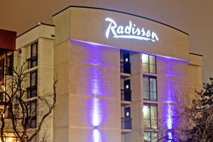 雷内克萨Radisson Hotel Lenexa Overland Park的建筑的侧面有标志