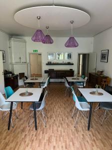 JämshögLiljenborg的配有桌椅和紫色灯的教室