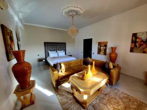 马拉喀什Riad Soir De Marrakech的客厅配有沙发和1张床