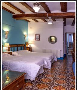 PenáguilaCasa Valor的一间设有两张床的卧室,位于蓝色墙壁的房间