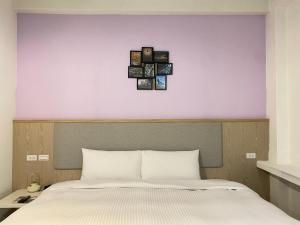 嘉义市偶然行旅的卧室配有一张四幅画的墙壁床。