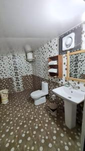 兰纳加Mannat Corbett Resort的一间带水槽和卫生间的浴室