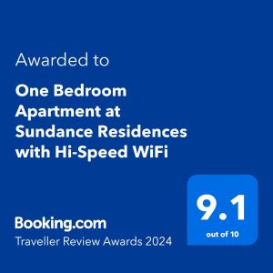 宿务One Bedroom Apartment at Sundance Residences with Hi-Speed WiFi的蓝色标志,在日出保护区升级为一卧室公寓,带有高度