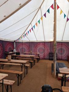 瓦伊河畔海伊Glamping at Hay Festival的一个带桌子和旗帜的帐篷