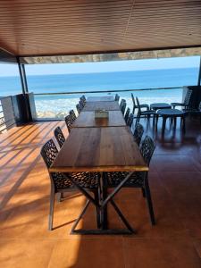 瓦尔卡拉East West Beach Resorts的游轮上一张长木桌子和椅子