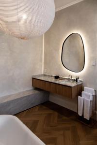 开普敦NOAH House的一间带水槽和镜子的浴室