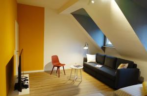 杜伊斯堡Big flat with fresh renovation, free parking, SonyPS, Netflix的客厅配有沙发和椅子