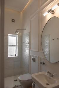 开普敦NOAH House的一间带卫生间、水槽和镜子的浴室