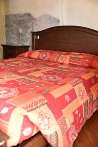 GrumoAgriturismo Grabbia的床上有五颜六色的毯子