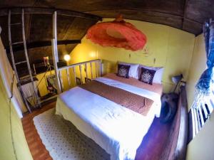 达叻府达勒艺术家广场酒店的一间卧室,配有两张床