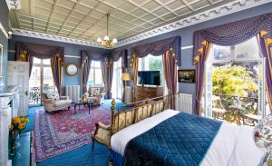 斯卡伯勒The Central Hotel的一间卧室配有一张蓝色墙壁和窗户的床