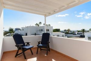 科斯塔特吉塞Villa Golf Lanzarote的市景阳台配有两把椅子