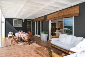 科斯塔特吉塞Villa Golf Lanzarote的客厅配有白色的沙发和桌子