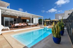 科斯塔特吉塞Villa Golf Lanzarote的一座带庭院的别墅内的游泳池
