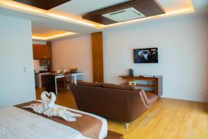 皮皮岛Phi Phi Cliff Beach Resort-SHA Plus的客厅配有床和沙发