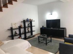 蓬塔德尔加达Casa da Fajã的带沙发和电视的客厅