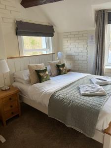 凯西克Babbling Brook Guesthouse的卧室配有带枕头的大型白色床