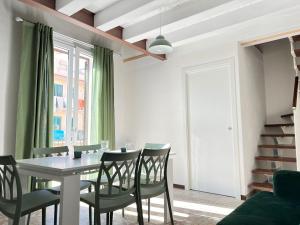 FicarazziM'AMA apartment的一间带桌椅的用餐室