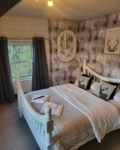 凯西克Babbling Brook Guesthouse的卧室配有一张白色大床