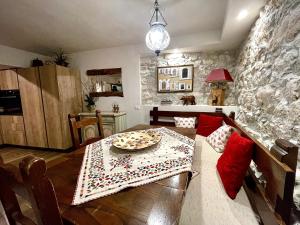 佩斯科克斯坦佐PESCULUM nel borgo的一间设有桌子和石墙的用餐室