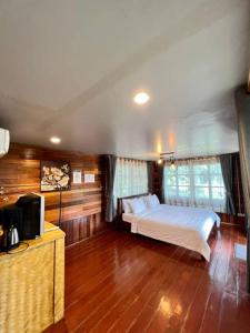 甲米镇Lay Back Villa Wooden House AC Hot shower High Speed Internet的一间卧室配有一张床和一台电视