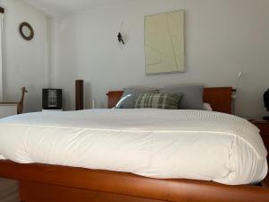 Ponte CapriascaThe Comfy Apartment的一间卧室配有一张带白色床单的大床