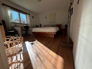 Ponte CapriascaThe Comfy Apartment的一间卧室配有一张床、一张桌子和一个窗户。